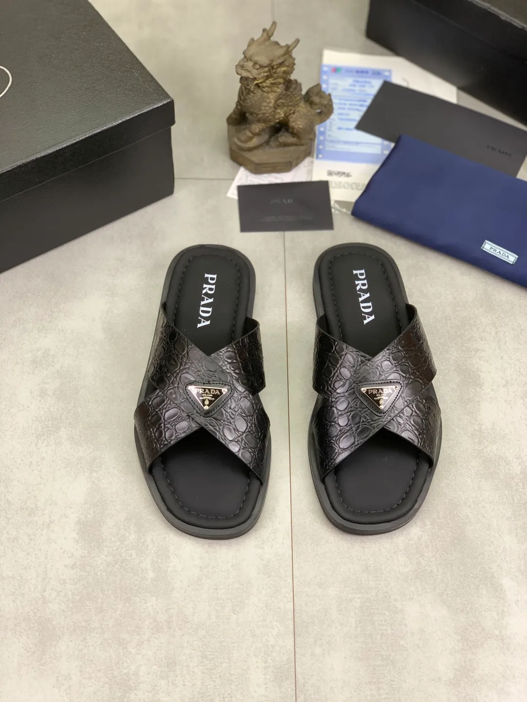 Men's shoes 💰P320💰【New style】🎁🎁🎁 PRADA Prada's new casual slippers, original official website 1:1, perfect workmanship, conveying a kind of noble luxury, sublimating its definition of luxury in Prada's high-end extraordinary craftsmanship. Original combination outsole, size: 39-46 colors 🉑️ to choose from